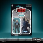 PRE VIZSLA VINTAGE COLLECTION STAR WARS THE CLONE WARS. Celebra el legado de Star Wars con figuras de acción, sets de juego y vehículos premium a escala de 9,5 cm para adultos, niños y niñas de la colección Vintage de Star Wars. (Los productos adicionales se venden por separado. Sujeto a disponibilidad.) Inspirada en Star Wars: Guerra de los Clones, esta figura de acción coleccionable de Pre Vizla a escala de 9,5 cm, de Star Wars La colección Vintage, es un gran regalo para los fans y coleccionistas de Star Wars.