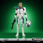 CAPTAIN HOWZER VINTAGE COLLECTION STAR WARS EPISODE VI 40TH ANNIVERSAEY. Desplegado en Ryloth por la República durante la Guerra de los Clones, ahora el capitán clon Howzer sirve al Imperio en el planeta y ha prometido proteger y defender a su pueblo. Celebra el legado de Star Wars, la emocionante saga espacial de una galaxia muy, muy lejana, con las figuras y vehículos premium a escala de 9,5 cm de Star Wars la colección Vintage. Las figuras de acción cuentan con diseño y detalles premium, incluyendo los embalajes, además del decorado inspirado en la ficción con calidad de artículo de colección que los fans tanto aprecian. Con detalles realistas y múltiples puntos de articulación inspirados en Star Wars: La remesa mala, esta figura coleccionable de capitán clon Howzer a escala de 9,5 cm, de Star Wars La colección Vintage, es un gran regalo para los fans y coleccionistas de Star Wars.