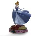 CINDERELLA DISNEY ESTATUA ANIME PRINCESS. Celebra la elegancia atemporal con la estatua de Cenicienta de Iron Studios. Con una delicada escultura y detalles fieles, esta pieza coleccionable da vida a la clásica princesa de Disney en una impresionante obra para fans y coleccionistas. Fabricada en PVC de alta calidad y meticulosamente pintada a mano, esta pieza coleccionable destaca su belleza e independencia con exquisitos detalles.