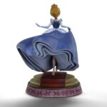 CINDERELLA DISNEY ESTATUA ANIME PRINCESS. Celebra la elegancia atemporal con la estatua de Cenicienta de Iron Studios. Con una delicada escultura y detalles fieles, esta pieza coleccionable da vida a la clásica princesa de Disney en una impresionante obra para fans y coleccionistas. Fabricada en PVC de alta calidad y meticulosamente pintada a mano, esta pieza coleccionable destaca su belleza e independencia con exquisitos detalles.
