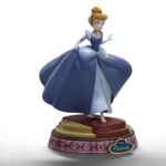 CINDERELLA DISNEY ESTATUA ANIME PRINCESS. Celebra la elegancia atemporal con la estatua de Cenicienta de Iron Studios. Con una delicada escultura y detalles fieles, esta pieza coleccionable da vida a la clásica princesa de Disney en una impresionante obra para fans y coleccionistas. Fabricada en PVC de alta calidad y meticulosamente pintada a mano, esta pieza coleccionable destaca su belleza e independencia con exquisitos detalles.