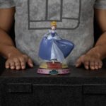 CINDERELLA DISNEY ESTATUA ANIME PRINCESS. Celebra la elegancia atemporal con la estatua de Cenicienta de Iron Studios. Con una delicada escultura y detalles fieles, esta pieza coleccionable da vida a la clásica princesa de Disney en una impresionante obra para fans y coleccionistas. Fabricada en PVC de alta calidad y meticulosamente pintada a mano, esta pieza coleccionable destaca su belleza e independencia con exquisitos detalles.