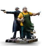 TARO SAKAMOTO SAKAMOTO DAYS DELUXE ART SCALE 1/10. Combinando comedia y acción, esta figura de Taro Sakamoto captura a la perfección la doble vida del icónico protagonista de Sakamoto Days. Por un lado, el temido exasesino a sueldo; por otro, el tranquilo propietario de una tienda de conveniencia. Dos posturas, dos vibraciones, un solo hombre. La escena ilustra la esencia del manga: un asesino legendario convertido en hombre de familia, pero que sigue siendo peligroso cuando es necesario. Una detrás de otra, ambas versiones de Sakamoto muestran contraste y cohesión: una, elegante y armada; la otra, con un aperitivo y una bebida en la mano, pero siempre alerta. La escultura plasma a la perfección esta dualidad: un abrigo negro fluido, gafas de sol y pistola por un lado; un delantal manchado, una bolsa de la compra, zapatillas y pañuelos de papel por el otro. La base detallada presenta un pavimento agrietado, basura esparcida y carteles sutiles, lo que añade profundidad y realismo con un toque estilizado. Fabricada en resina y con una altura aproximada de 20 cm a escala 1/10, esta figura forma parte de la línea Deluxe Art Scale de Iron Studios, conocida por contar historias a través de la escultura. Una pieza brillante para los fans del manga: en parte homenaje, en parte chiste, todo carácter.