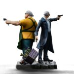 TARO SAKAMOTO SAKAMOTO DAYS DELUXE ART SCALE 1/10. Combinando comedia y acción, esta figura de Taro Sakamoto captura a la perfección la doble vida del icónico protagonista de Sakamoto Days. Por un lado, el temido exasesino a sueldo; por otro, el tranquilo propietario de una tienda de conveniencia. Dos posturas, dos vibraciones, un solo hombre. La escena ilustra la esencia del manga: un asesino legendario convertido en hombre de familia, pero que sigue siendo peligroso cuando es necesario. Una detrás de otra, ambas versiones de Sakamoto muestran contraste y cohesión: una, elegante y armada; la otra, con un aperitivo y una bebida en la mano, pero siempre alerta. La escultura plasma a la perfección esta dualidad: un abrigo negro fluido, gafas de sol y pistola por un lado; un delantal manchado, una bolsa de la compra, zapatillas y pañuelos de papel por el otro. La base detallada presenta un pavimento agrietado, basura esparcida y carteles sutiles, lo que añade profundidad y realismo con un toque estilizado. Fabricada en resina y con una altura aproximada de 20 cm a escala 1/10, esta figura forma parte de la línea Deluxe Art Scale de Iron Studios, conocida por contar historias a través de la escultura. Una pieza brillante para los fans del manga: en parte homenaje, en parte chiste, todo carácter.