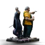 TARO SAKAMOTO SAKAMOTO DAYS DELUXE ART SCALE 1/10. Combinando comedia y acción, esta figura de Taro Sakamoto captura a la perfección la doble vida del icónico protagonista de Sakamoto Days. Por un lado, el temido exasesino a sueldo; por otro, el tranquilo propietario de una tienda de conveniencia. Dos posturas, dos vibraciones, un solo hombre. La escena ilustra la esencia del manga: un asesino legendario convertido en hombre de familia, pero que sigue siendo peligroso cuando es necesario. Una detrás de otra, ambas versiones de Sakamoto muestran contraste y cohesión: una, elegante y armada; la otra, con un aperitivo y una bebida en la mano, pero siempre alerta. La escultura plasma a la perfección esta dualidad: un abrigo negro fluido, gafas de sol y pistola por un lado; un delantal manchado, una bolsa de la compra, zapatillas y pañuelos de papel por el otro. La base detallada presenta un pavimento agrietado, basura esparcida y carteles sutiles, lo que añade profundidad y realismo con un toque estilizado. Fabricada en resina y con una altura aproximada de 20 cm a escala 1/10, esta figura forma parte de la línea Deluxe Art Scale de Iron Studios, conocida por contar historias a través de la escultura. Una pieza brillante para los fans del manga: en parte homenaje, en parte chiste, todo carácter.