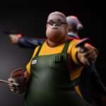 TARO SAKAMOTO SAKAMOTO DAYS DELUXE ART SCALE 1/10. Combinando comedia y acción, esta figura de Taro Sakamoto captura a la perfección la doble vida del icónico protagonista de Sakamoto Days. Por un lado, el temido exasesino a sueldo; por otro, el tranquilo propietario de una tienda de conveniencia. Dos posturas, dos vibraciones, un solo hombre. La escena ilustra la esencia del manga: un asesino legendario convertido en hombre de familia, pero que sigue siendo peligroso cuando es necesario. Una detrás de otra, ambas versiones de Sakamoto muestran contraste y cohesión: una, elegante y armada; la otra, con un aperitivo y una bebida en la mano, pero siempre alerta. La escultura plasma a la perfección esta dualidad: un abrigo negro fluido, gafas de sol y pistola por un lado; un delantal manchado, una bolsa de la compra, zapatillas y pañuelos de papel por el otro. La base detallada presenta un pavimento agrietado, basura esparcida y carteles sutiles, lo que añade profundidad y realismo con un toque estilizado. Fabricada en resina y con una altura aproximada de 20 cm a escala 1/10, esta figura forma parte de la línea Deluxe Art Scale de Iron Studios, conocida por contar historias a través de la escultura. Una pieza brillante para los fans del manga: en parte homenaje, en parte chiste, todo carácter.