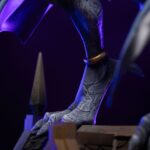 DÉMONA GARGOYLES ART SCALE 1/10. Del clásico de culto Gárgolas, Demona cobra vida en esta estatua de Iron Studios Art Scale 1/10. Con una escultura dinámica y detalles fieles, esta pieza captura la esencia feroz del personaje icónico.