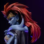 DÉMONA GARGOYLES ART SCALE 1/10. Del clásico de culto Gárgolas, Demona cobra vida en esta estatua de Iron Studios Art Scale 1/10. Con una escultura dinámica y detalles fieles, esta pieza captura la esencia feroz del personaje icónico.
