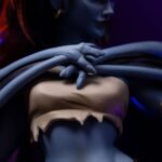 DÉMONA GARGOYLES ART SCALE 1/10. Del clásico de culto Gárgolas, Demona cobra vida en esta estatua de Iron Studios Art Scale 1/10. Con una escultura dinámica y detalles fieles, esta pieza captura la esencia feroz del personaje icónico.