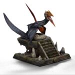 QUETZALCOATLUS JURASSIC WORLD REBIRTH ICONS. El Quetzalcoatlus, un titán imponente de los cielos, regresa en Jurassic World: Renaissance como una impresionante figura de resina a escala 1/10. Parte de la colección Icons, esta pieza captura la majestuosidad salvaje de uno de los reptiles voladores más grandes jamás conocidos. Con sus fauces abiertas, su cresta ósea afilada y sus alas cerradas, parece listo para atacar o defender su nido desde una posición elevada. El detallado esculpido de la figura, desde la textura de la piel y las garras en forma de gancho hasta su poderosa anatomía, transmite una fuerza y un realismo muy naturales. Su base, al estilo de un templo antiguo, evoca civilizaciones y rituales olvidados, con escaleras derruidas, mampostería irregular y una sensación de reverencia propia de un dios del cielo renacido. Con una altura aproximada de 26 cm, esta pieza de coleccionista está diseñada para causar impacto. Una adición ideal para cualquier fanático de los gigantes prehistóricos o del inmersivo universo jurásico.