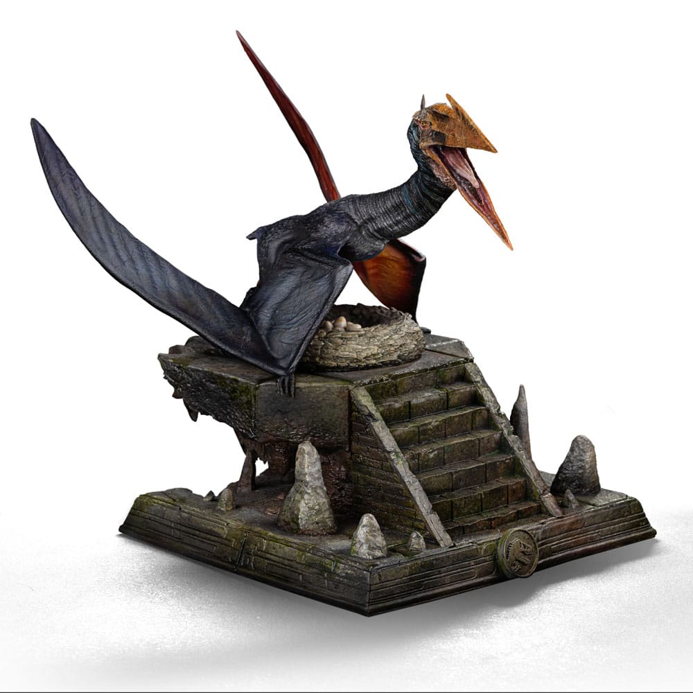 QUETZALCOATLUS JURASSIC WORLD REBIRTH ICONS. El Quetzalcoatlus, un titán imponente de los cielos, regresa en Jurassic World: Renaissance como una impresionante figura de resina a escala 1/10. Parte de la colección Icons, esta pieza captura la majestuosidad salvaje de uno de los reptiles voladores más grandes jamás conocidos. Con sus fauces abiertas, su cresta ósea afilada y sus alas cerradas, parece listo para atacar o defender su nido desde una posición elevada. El detallado esculpido de la figura, desde la textura de la piel y las garras en forma de gancho hasta su poderosa anatomía, transmite una fuerza y un realismo muy naturales. Su base, al estilo de un templo antiguo, evoca civilizaciones y rituales olvidados, con escaleras derruidas, mampostería irregular y una sensación de reverencia propia de un dios del cielo renacido. Con una altura aproximada de 26 cm, esta pieza de coleccionista está diseñada para causar impacto. Una adición ideal para cualquier fanático de los gigantes prehistóricos o del inmersivo universo jurásico.