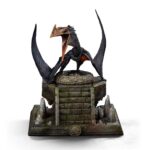 QUETZALCOATLUS JURASSIC WORLD REBIRTH ICONS. El Quetzalcoatlus, un titán imponente de los cielos, regresa en Jurassic World: Renaissance como una impresionante figura de resina a escala 1/10. Parte de la colección Icons, esta pieza captura la majestuosidad salvaje de uno de los reptiles voladores más grandes jamás conocidos. Con sus fauces abiertas, su cresta ósea afilada y sus alas cerradas, parece listo para atacar o defender su nido desde una posición elevada. El detallado esculpido de la figura, desde la textura de la piel y las garras en forma de gancho hasta su poderosa anatomía, transmite una fuerza y un realismo muy naturales. Su base, al estilo de un templo antiguo, evoca civilizaciones y rituales olvidados, con escaleras derruidas, mampostería irregular y una sensación de reverencia propia de un dios del cielo renacido. Con una altura aproximada de 26 cm, esta pieza de coleccionista está diseñada para causar impacto. Una adición ideal para cualquier fanático de los gigantes prehistóricos o del inmersivo universo jurásico.