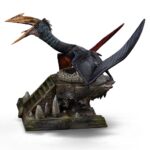 QUETZALCOATLUS JURASSIC WORLD REBIRTH ICONS. El Quetzalcoatlus, un titán imponente de los cielos, regresa en Jurassic World: Renaissance como una impresionante figura de resina a escala 1/10. Parte de la colección Icons, esta pieza captura la majestuosidad salvaje de uno de los reptiles voladores más grandes jamás conocidos. Con sus fauces abiertas, su cresta ósea afilada y sus alas cerradas, parece listo para atacar o defender su nido desde una posición elevada. El detallado esculpido de la figura, desde la textura de la piel y las garras en forma de gancho hasta su poderosa anatomía, transmite una fuerza y un realismo muy naturales. Su base, al estilo de un templo antiguo, evoca civilizaciones y rituales olvidados, con escaleras derruidas, mampostería irregular y una sensación de reverencia propia de un dios del cielo renacido. Con una altura aproximada de 26 cm, esta pieza de coleccionista está diseñada para causar impacto. Una adición ideal para cualquier fanático de los gigantes prehistóricos o del inmersivo universo jurásico.