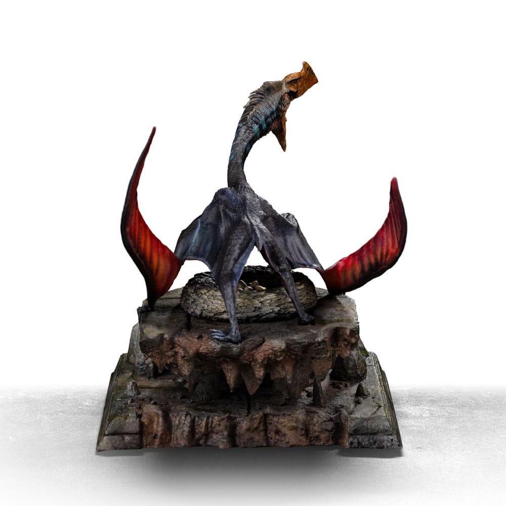 QUETZALCOATLUS JURASSIC WORLD REBIRTH ICONS. El Quetzalcoatlus, un titán imponente de los cielos, regresa en Jurassic World: Renaissance como una impresionante figura de resina a escala 1/10. Parte de la colección Icons, esta pieza captura la majestuosidad salvaje de uno de los reptiles voladores más grandes jamás conocidos. Con sus fauces abiertas, su cresta ósea afilada y sus alas cerradas, parece listo para atacar o defender su nido desde una posición elevada. El detallado esculpido de la figura, desde la textura de la piel y las garras en forma de gancho hasta su poderosa anatomía, transmite una fuerza y un realismo muy naturales. Su base, al estilo de un templo antiguo, evoca civilizaciones y rituales olvidados, con escaleras derruidas, mampostería irregular y una sensación de reverencia propia de un dios del cielo renacido. Con una altura aproximada de 26 cm, esta pieza de coleccionista está diseñada para causar impacto. Una adición ideal para cualquier fanático de los gigantes prehistóricos o del inmersivo universo jurásico.