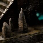 QUETZALCOATLUS JURASSIC WORLD REBIRTH ICONS. El Quetzalcoatlus, un titán imponente de los cielos, regresa en Jurassic World: Renaissance como una impresionante figura de resina a escala 1/10. Parte de la colección Icons, esta pieza captura la majestuosidad salvaje de uno de los reptiles voladores más grandes jamás conocidos. Con sus fauces abiertas, su cresta ósea afilada y sus alas cerradas, parece listo para atacar o defender su nido desde una posición elevada. El detallado esculpido de la figura, desde la textura de la piel y las garras en forma de gancho hasta su poderosa anatomía, transmite una fuerza y un realismo muy naturales. Su base, al estilo de un templo antiguo, evoca civilizaciones y rituales olvidados, con escaleras derruidas, mampostería irregular y una sensación de reverencia propia de un dios del cielo renacido. Con una altura aproximada de 26 cm, esta pieza de coleccionista está diseñada para causar impacto. Una adición ideal para cualquier fanático de los gigantes prehistóricos o del inmersivo universo jurásico.