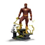 FLASH DC COMICS LEGACY 1/4. Esta detallada estatua de «Flash» está fabricada en polystone de alta calidad a escala 1/4 e incluye una elaborada base y piezas intercambiables en una caja impresa. Celebra la fuerza de la velocidad con esta estatua Legacy Replica a escala 1/4 de Flash de Iron Studios. Con una pose llamativa y un detalle increíble, esta pieza de colección es un elemento central para cualquier fan de DC.