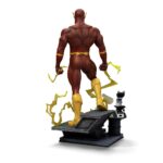 FLASH DC COMICS LEGACY 1/4. Esta detallada estatua de «Flash» está fabricada en polystone de alta calidad a escala 1/4 e incluye una elaborada base y piezas intercambiables en una caja impresa. Celebra la fuerza de la velocidad con esta estatua Legacy Replica a escala 1/4 de Flash de Iron Studios. Con una pose llamativa y un detalle increíble, esta pieza de colección es un elemento central para cualquier fan de DC.