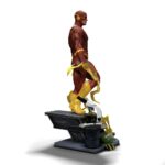 FLASH DC COMICS LEGACY 1/4. Esta detallada estatua de «Flash» está fabricada en polystone de alta calidad a escala 1/4 e incluye una elaborada base y piezas intercambiables en una caja impresa. Celebra la fuerza de la velocidad con esta estatua Legacy Replica a escala 1/4 de Flash de Iron Studios. Con una pose llamativa y un detalle increíble, esta pieza de colección es un elemento central para cualquier fan de DC.