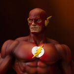 FLASH DC COMICS LEGACY 1/4. Esta detallada estatua de «Flash» está fabricada en polystone de alta calidad a escala 1/4 e incluye una elaborada base y piezas intercambiables en una caja impresa. Celebra la fuerza de la velocidad con esta estatua Legacy Replica a escala 1/4 de Flash de Iron Studios. Con una pose llamativa y un detalle increíble, esta pieza de colección es un elemento central para cualquier fan de DC.