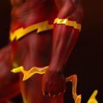 FLASH DC COMICS LEGACY 1/4. Esta detallada estatua de «Flash» está fabricada en polystone de alta calidad a escala 1/4 e incluye una elaborada base y piezas intercambiables en una caja impresa. Celebra la fuerza de la velocidad con esta estatua Legacy Replica a escala 1/4 de Flash de Iron Studios. Con una pose llamativa y un detalle increíble, esta pieza de colección es un elemento central para cualquier fan de DC.