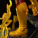 FLASH DC COMICS LEGACY 1/4. Esta detallada estatua de «Flash» está fabricada en polystone de alta calidad a escala 1/4 e incluye una elaborada base y piezas intercambiables en una caja impresa. Celebra la fuerza de la velocidad con esta estatua Legacy Replica a escala 1/4 de Flash de Iron Studios. Con una pose llamativa y un detalle increíble, esta pieza de colección es un elemento central para cualquier fan de DC.