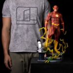 FLASH DC COMICS LEGACY 1/4. Esta detallada estatua de «Flash» está fabricada en polystone de alta calidad a escala 1/4 e incluye una elaborada base y piezas intercambiables en una caja impresa. Celebra la fuerza de la velocidad con esta estatua Legacy Replica a escala 1/4 de Flash de Iron Studios. Con una pose llamativa y un detalle increíble, esta pieza de colección es un elemento central para cualquier fan de DC.