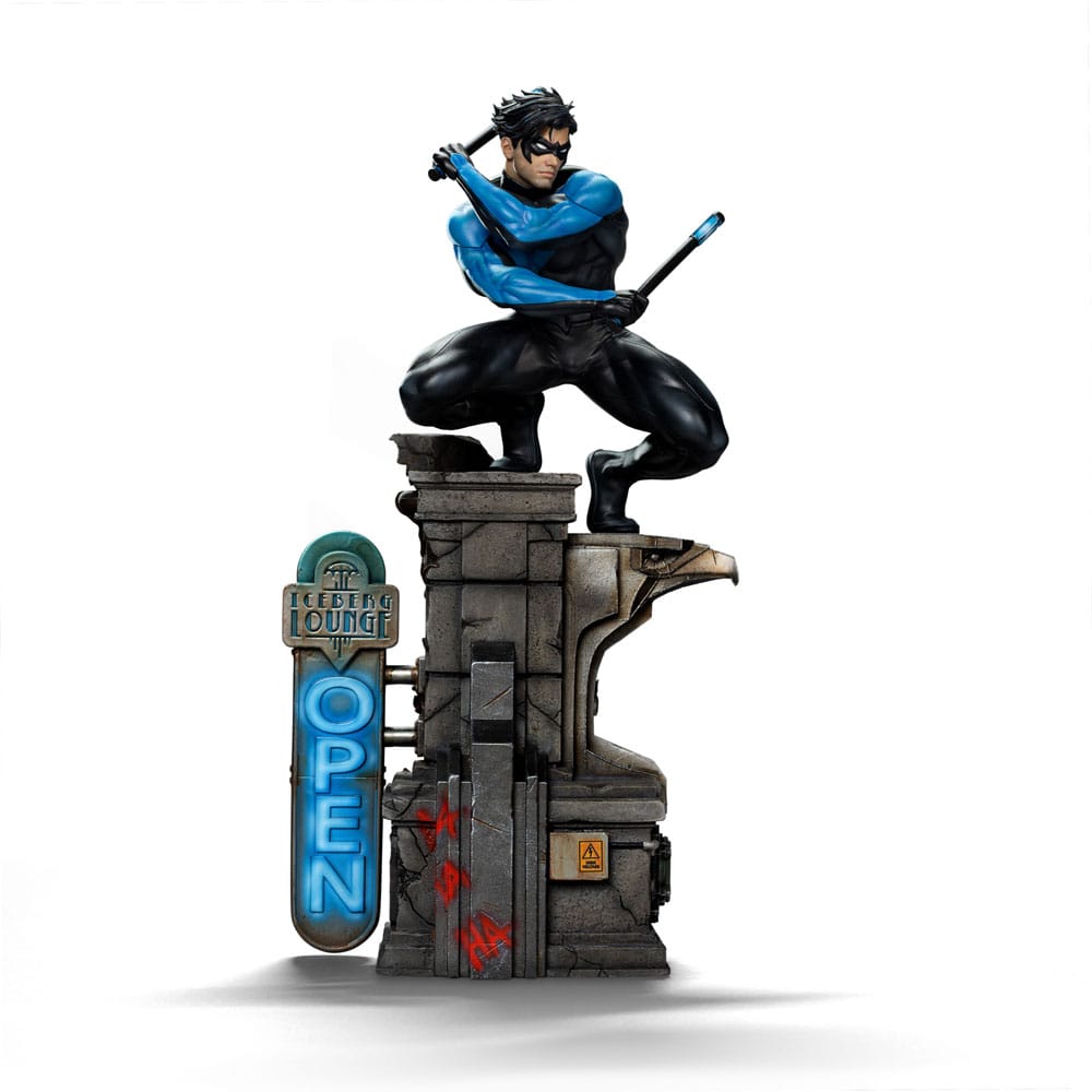 NIGHTWING DC COMIC ART SCALE 1/10.  Captura la acrobacia elegante y el porte seguro de Dick Grayson con un esculpido que define musculatura, paneles del traje y los icónicos bastones escrima. Realizada en polystone con posibles piezas en resina, PVC, metal y tela, luce acabado pintado a mano que aporta profundidad a las texturas y un sombreado nítido en azules y negros. En escala 1/10 y con aprox. 27 cm de altura sobre base, ofrece presencia sólida sin ocupar en exceso, perfecta para coronar una vitrina del universo Batman. Producto oficialmente licenciado, estable y bien equilibrado, pensado para quienes buscan una pieza con calidad tangible, fidelidad al personaje y un look contemporáneo que destaca desde cualquier ángulo.