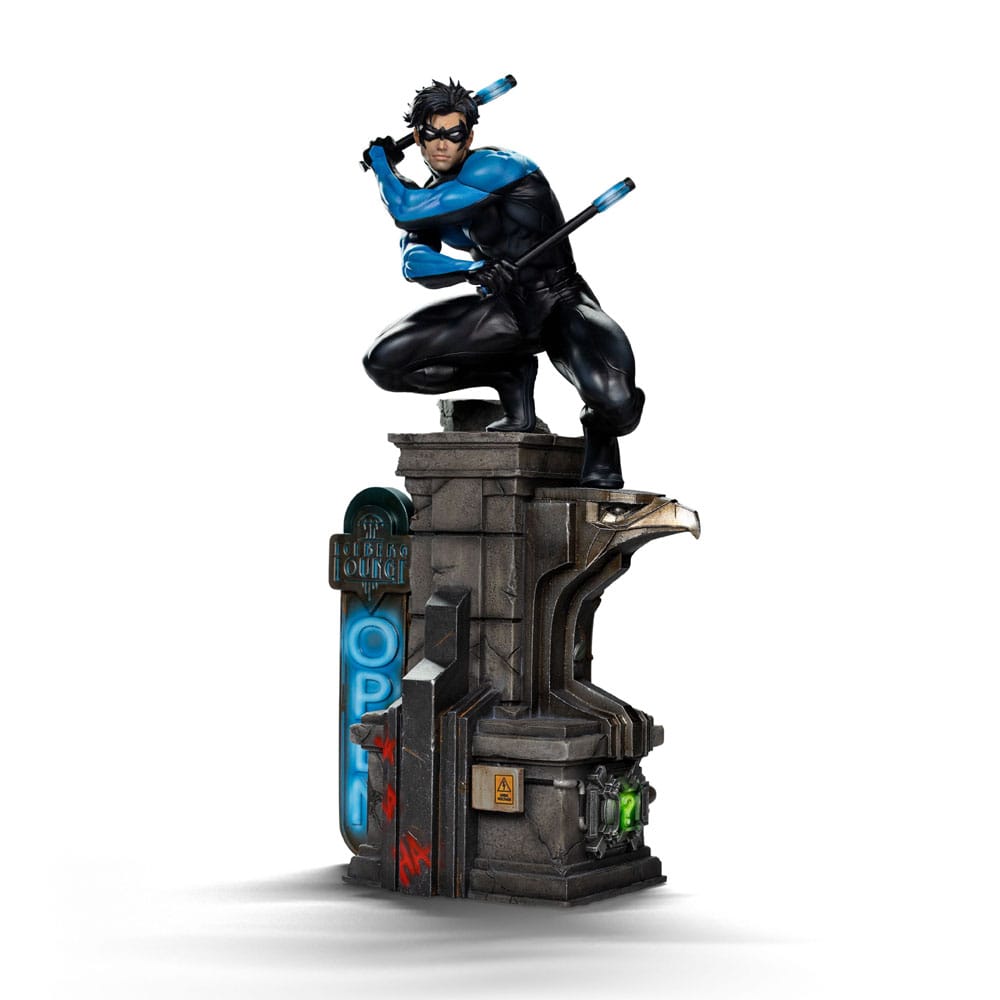 NIGHTWING DC COMIC ART SCALE 1/10.  Captura la acrobacia elegante y el porte seguro de Dick Grayson con un esculpido que define musculatura, paneles del traje y los icónicos bastones escrima. Realizada en polystone con posibles piezas en resina, PVC, metal y tela, luce acabado pintado a mano que aporta profundidad a las texturas y un sombreado nítido en azules y negros. En escala 1/10 y con aprox. 27 cm de altura sobre base, ofrece presencia sólida sin ocupar en exceso, perfecta para coronar una vitrina del universo Batman. Producto oficialmente licenciado, estable y bien equilibrado, pensado para quienes buscan una pieza con calidad tangible, fidelidad al personaje y un look contemporáneo que destaca desde cualquier ángulo.