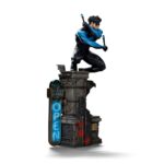 NIGHTWING DC COMIC ART SCALE 1/10.  Captura la acrobacia elegante y el porte seguro de Dick Grayson con un esculpido que define musculatura, paneles del traje y los icónicos bastones escrima. Realizada en polystone con posibles piezas en resina, PVC, metal y tela, luce acabado pintado a mano que aporta profundidad a las texturas y un sombreado nítido en azules y negros. En escala 1/10 y con aprox. 27 cm de altura sobre base, ofrece presencia sólida sin ocupar en exceso, perfecta para coronar una vitrina del universo Batman. Producto oficialmente licenciado, estable y bien equilibrado, pensado para quienes buscan una pieza con calidad tangible, fidelidad al personaje y un look contemporáneo que destaca desde cualquier ángulo.