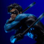 NIGHTWING DC COMIC ART SCALE 1/10.  Captura la acrobacia elegante y el porte seguro de Dick Grayson con un esculpido que define musculatura, paneles del traje y los icónicos bastones escrima. Realizada en polystone con posibles piezas en resina, PVC, metal y tela, luce acabado pintado a mano que aporta profundidad a las texturas y un sombreado nítido en azules y negros. En escala 1/10 y con aprox. 27 cm de altura sobre base, ofrece presencia sólida sin ocupar en exceso, perfecta para coronar una vitrina del universo Batman. Producto oficialmente licenciado, estable y bien equilibrado, pensado para quienes buscan una pieza con calidad tangible, fidelidad al personaje y un look contemporáneo que destaca desde cualquier ángulo.