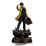 MIKEY WALSH (40TH ANNIVERSARY) THE GOONIES ART SCALE 1/10. Mikey Walsh regresa en esta figura conmemorativa del 40 aniversario de Los Goonies, capturando la energía y la determinación del valiente joven líder. De pie sobre una base con forma de cueva pirata, con un mapa del tesoro en una mano y una moneda de oro en la otra, encarna a la perfección el espíritu de la aventura infantil: misterio, valentía e imaginación. Como líder natural de la pandilla, Mikey puede que no tenga poderes ni equipo, pero lidera con esperanza y lealtad. Su pose, con la mirada puesta en el futuro, refleja ese momento icónico en el que la historia se hace realidad y los niños se convierten en héroes. La moneda que sostiene en la mano conecta el mito con la acción, la esperanza con el descubrimiento. La escultura recrea fielmente su icónico aspecto: impermeable amarillo brillante, camisa vaquera, pantalones vaqueros y zapatillas gastadas. La base está ricamente detallada, con texturas de roca, monedas de oro, reliquias antiguas y una calavera tallada, lo que evoca instantáneamente la atmósfera de la búsqueda subterránea de la película. Fabricada en resina a escala 1/10, la estatua mide aproximadamente 21 cm de altura. Forma parte de la colección Art Scale de Iron Studios, que se centra en la nostalgia y los detalles. Una pieza central perfecta para los fans de Los Goonies, o para cualquiera que todavía crea en los tesoros enterrados y las aventuras con los mejores amigos.