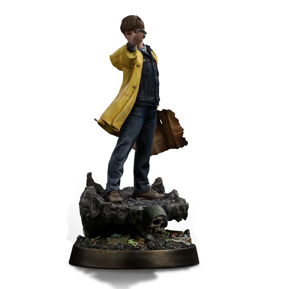 MIKEY WALSH (40TH ANNIVERSARY) THE GOONIES ART SCALE 1/10. Mikey Walsh regresa en esta figura conmemorativa del 40 aniversario de Los Goonies, capturando la energía y la determinación del valiente joven líder. De pie sobre una base con forma de cueva pirata, con un mapa del tesoro en una mano y una moneda de oro en la otra, encarna a la perfección el espíritu de la aventura infantil: misterio, valentía e imaginación. Como líder natural de la pandilla, Mikey puede que no tenga poderes ni equipo, pero lidera con esperanza y lealtad. Su pose, con la mirada puesta en el futuro, refleja ese momento icónico en el que la historia se hace realidad y los niños se convierten en héroes. La moneda que sostiene en la mano conecta el mito con la acción, la esperanza con el descubrimiento. La escultura recrea fielmente su icónico aspecto: impermeable amarillo brillante, camisa vaquera, pantalones vaqueros y zapatillas gastadas. La base está ricamente detallada, con texturas de roca, monedas de oro, reliquias antiguas y una calavera tallada, lo que evoca instantáneamente la atmósfera de la búsqueda subterránea de la película. Fabricada en resina a escala 1/10, la estatua mide aproximadamente 21 cm de altura. Forma parte de la colección Art Scale de Iron Studios, que se centra en la nostalgia y los detalles. Una pieza central perfecta para los fans de Los Goonies, o para cualquiera que todavía crea en los tesoros enterrados y las aventuras con los mejores amigos.