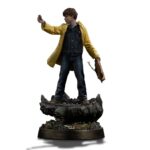 MIKEY WALSH (40TH ANNIVERSARY) THE GOONIES ART SCALE 1/10. Mikey Walsh regresa en esta figura conmemorativa del 40 aniversario de Los Goonies, capturando la energía y la determinación del valiente joven líder. De pie sobre una base con forma de cueva pirata, con un mapa del tesoro en una mano y una moneda de oro en la otra, encarna a la perfección el espíritu de la aventura infantil: misterio, valentía e imaginación. Como líder natural de la pandilla, Mikey puede que no tenga poderes ni equipo, pero lidera con esperanza y lealtad. Su pose, con la mirada puesta en el futuro, refleja ese momento icónico en el que la historia se hace realidad y los niños se convierten en héroes. La moneda que sostiene en la mano conecta el mito con la acción, la esperanza con el descubrimiento. La escultura recrea fielmente su icónico aspecto: impermeable amarillo brillante, camisa vaquera, pantalones vaqueros y zapatillas gastadas. La base está ricamente detallada, con texturas de roca, monedas de oro, reliquias antiguas y una calavera tallada, lo que evoca instantáneamente la atmósfera de la búsqueda subterránea de la película. Fabricada en resina a escala 1/10, la estatua mide aproximadamente 21 cm de altura. Forma parte de la colección Art Scale de Iron Studios, que se centra en la nostalgia y los detalles. Una pieza central perfecta para los fans de Los Goonies, o para cualquiera que todavía crea en los tesoros enterrados y las aventuras con los mejores amigos.