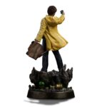 MIKEY WALSH (40TH ANNIVERSARY) THE GOONIES ART SCALE 1/10. Mikey Walsh regresa en esta figura conmemorativa del 40 aniversario de Los Goonies, capturando la energía y la determinación del valiente joven líder. De pie sobre una base con forma de cueva pirata, con un mapa del tesoro en una mano y una moneda de oro en la otra, encarna a la perfección el espíritu de la aventura infantil: misterio, valentía e imaginación. Como líder natural de la pandilla, Mikey puede que no tenga poderes ni equipo, pero lidera con esperanza y lealtad. Su pose, con la mirada puesta en el futuro, refleja ese momento icónico en el que la historia se hace realidad y los niños se convierten en héroes. La moneda que sostiene en la mano conecta el mito con la acción, la esperanza con el descubrimiento. La escultura recrea fielmente su icónico aspecto: impermeable amarillo brillante, camisa vaquera, pantalones vaqueros y zapatillas gastadas. La base está ricamente detallada, con texturas de roca, monedas de oro, reliquias antiguas y una calavera tallada, lo que evoca instantáneamente la atmósfera de la búsqueda subterránea de la película. Fabricada en resina a escala 1/10, la estatua mide aproximadamente 21 cm de altura. Forma parte de la colección Art Scale de Iron Studios, que se centra en la nostalgia y los detalles. Una pieza central perfecta para los fans de Los Goonies, o para cualquiera que todavía crea en los tesoros enterrados y las aventuras con los mejores amigos.