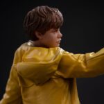 MIKEY WALSH (40TH ANNIVERSARY) THE GOONIES ART SCALE 1/10. Mikey Walsh regresa en esta figura conmemorativa del 40 aniversario de Los Goonies, capturando la energía y la determinación del valiente joven líder. De pie sobre una base con forma de cueva pirata, con un mapa del tesoro en una mano y una moneda de oro en la otra, encarna a la perfección el espíritu de la aventura infantil: misterio, valentía e imaginación. Como líder natural de la pandilla, Mikey puede que no tenga poderes ni equipo, pero lidera con esperanza y lealtad. Su pose, con la mirada puesta en el futuro, refleja ese momento icónico en el que la historia se hace realidad y los niños se convierten en héroes. La moneda que sostiene en la mano conecta el mito con la acción, la esperanza con el descubrimiento. La escultura recrea fielmente su icónico aspecto: impermeable amarillo brillante, camisa vaquera, pantalones vaqueros y zapatillas gastadas. La base está ricamente detallada, con texturas de roca, monedas de oro, reliquias antiguas y una calavera tallada, lo que evoca instantáneamente la atmósfera de la búsqueda subterránea de la película. Fabricada en resina a escala 1/10, la estatua mide aproximadamente 21 cm de altura. Forma parte de la colección Art Scale de Iron Studios, que se centra en la nostalgia y los detalles. Una pieza central perfecta para los fans de Los Goonies, o para cualquiera que todavía crea en los tesoros enterrados y las aventuras con los mejores amigos.