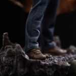 MIKEY WALSH (40TH ANNIVERSARY) THE GOONIES ART SCALE 1/10. Mikey Walsh regresa en esta figura conmemorativa del 40 aniversario de Los Goonies, capturando la energía y la determinación del valiente joven líder. De pie sobre una base con forma de cueva pirata, con un mapa del tesoro en una mano y una moneda de oro en la otra, encarna a la perfección el espíritu de la aventura infantil: misterio, valentía e imaginación. Como líder natural de la pandilla, Mikey puede que no tenga poderes ni equipo, pero lidera con esperanza y lealtad. Su pose, con la mirada puesta en el futuro, refleja ese momento icónico en el que la historia se hace realidad y los niños se convierten en héroes. La moneda que sostiene en la mano conecta el mito con la acción, la esperanza con el descubrimiento. La escultura recrea fielmente su icónico aspecto: impermeable amarillo brillante, camisa vaquera, pantalones vaqueros y zapatillas gastadas. La base está ricamente detallada, con texturas de roca, monedas de oro, reliquias antiguas y una calavera tallada, lo que evoca instantáneamente la atmósfera de la búsqueda subterránea de la película. Fabricada en resina a escala 1/10, la estatua mide aproximadamente 21 cm de altura. Forma parte de la colección Art Scale de Iron Studios, que se centra en la nostalgia y los detalles. Una pieza central perfecta para los fans de Los Goonies, o para cualquiera que todavía crea en los tesoros enterrados y las aventuras con los mejores amigos.