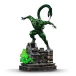 SCORPION SPIDER-MAN VS VILLAINS ART SCALE 1/10. Una aterradora fusión de fuerza bruta y tecnología, Scorpion entra en acción con su mortífera cola mecánica levantada y lista para atacar. Basada en el clásico universo de Spider-Man, esta estatua captura su amenaza en medio de un laboratorio en ruinas. Cada detalle amplifica la amenaza que representa este icónico villano. Scorpion, que en su día fue un delincuente de poca monta convertido en un arma viviente gracias a la ciencia, encarna la venganza ciega y la ira implacable. Su musculatura exagerada, su expresión gruñona y su cola en forma de aguijón en alto le dan una pose sorprendentemente dinámica y amenazante. La base recrea el escenario de un laboratorio de alta tecnología: equipos destrozados, tanques reventados y líquido verde tóxico derramándose. Da la sensación de que se trata de un momento de fuga o de ataque, lleno de tensión. La armadura verde metálica y la pintura brillante añaden intensidad visual a una pieza ya de por sí dramática. Fabricada en resina y con una altura aproximada de 30 cm a escala 1/10, esta figura forma parte de la línea Diorama BDS Art Scale de Iron Studios, conocida por sus poses cinematográficas y sus detalles nítidos. Imprescindible para los fans de Spider-Man, especialmente para aquellos que aman las buenas piezas centrales de villanos.
