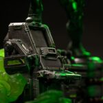 SCORPION SPIDER-MAN VS VILLAINS ART SCALE 1/10. Una aterradora fusión de fuerza bruta y tecnología, Scorpion entra en acción con su mortífera cola mecánica levantada y lista para atacar. Basada en el clásico universo de Spider-Man, esta estatua captura su amenaza en medio de un laboratorio en ruinas. Cada detalle amplifica la amenaza que representa este icónico villano. Scorpion, que en su día fue un delincuente de poca monta convertido en un arma viviente gracias a la ciencia, encarna la venganza ciega y la ira implacable. Su musculatura exagerada, su expresión gruñona y su cola en forma de aguijón en alto le dan una pose sorprendentemente dinámica y amenazante. La base recrea el escenario de un laboratorio de alta tecnología: equipos destrozados, tanques reventados y líquido verde tóxico derramándose. Da la sensación de que se trata de un momento de fuga o de ataque, lleno de tensión. La armadura verde metálica y la pintura brillante añaden intensidad visual a una pieza ya de por sí dramática. Fabricada en resina y con una altura aproximada de 30 cm a escala 1/10, esta figura forma parte de la línea Diorama BDS Art Scale de Iron Studios, conocida por sus poses cinematográficas y sus detalles nítidos. Imprescindible para los fans de Spider-Man, especialmente para aquellos que aman las buenas piezas centrales de villanos.