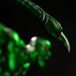 SCORPION SPIDER-MAN VS VILLAINS ART SCALE 1/10. Una aterradora fusión de fuerza bruta y tecnología, Scorpion entra en acción con su mortífera cola mecánica levantada y lista para atacar. Basada en el clásico universo de Spider-Man, esta estatua captura su amenaza en medio de un laboratorio en ruinas. Cada detalle amplifica la amenaza que representa este icónico villano. Scorpion, que en su día fue un delincuente de poca monta convertido en un arma viviente gracias a la ciencia, encarna la venganza ciega y la ira implacable. Su musculatura exagerada, su expresión gruñona y su cola en forma de aguijón en alto le dan una pose sorprendentemente dinámica y amenazante. La base recrea el escenario de un laboratorio de alta tecnología: equipos destrozados, tanques reventados y líquido verde tóxico derramándose. Da la sensación de que se trata de un momento de fuga o de ataque, lleno de tensión. La armadura verde metálica y la pintura brillante añaden intensidad visual a una pieza ya de por sí dramática. Fabricada en resina y con una altura aproximada de 30 cm a escala 1/10, esta figura forma parte de la línea Diorama BDS Art Scale de Iron Studios, conocida por sus poses cinematográficas y sus detalles nítidos. Imprescindible para los fans de Spider-Man, especialmente para aquellos que aman las buenas piezas centrales de villanos.