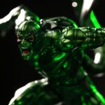 SCORPION SPIDER-MAN VS VILLAINS ART SCALE 1/10. Una aterradora fusión de fuerza bruta y tecnología, Scorpion entra en acción con su mortífera cola mecánica levantada y lista para atacar. Basada en el clásico universo de Spider-Man, esta estatua captura su amenaza en medio de un laboratorio en ruinas. Cada detalle amplifica la amenaza que representa este icónico villano. Scorpion, que en su día fue un delincuente de poca monta convertido en un arma viviente gracias a la ciencia, encarna la venganza ciega y la ira implacable. Su musculatura exagerada, su expresión gruñona y su cola en forma de aguijón en alto le dan una pose sorprendentemente dinámica y amenazante. La base recrea el escenario de un laboratorio de alta tecnología: equipos destrozados, tanques reventados y líquido verde tóxico derramándose. Da la sensación de que se trata de un momento de fuga o de ataque, lleno de tensión. La armadura verde metálica y la pintura brillante añaden intensidad visual a una pieza ya de por sí dramática. Fabricada en resina y con una altura aproximada de 30 cm a escala 1/10, esta figura forma parte de la línea Diorama BDS Art Scale de Iron Studios, conocida por sus poses cinematográficas y sus detalles nítidos. Imprescindible para los fans de Spider-Man, especialmente para aquellos que aman las buenas piezas centrales de villanos.