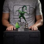 SCORPION SPIDER-MAN VS VILLAINS ART SCALE 1/10. Una aterradora fusión de fuerza bruta y tecnología, Scorpion entra en acción con su mortífera cola mecánica levantada y lista para atacar. Basada en el clásico universo de Spider-Man, esta estatua captura su amenaza en medio de un laboratorio en ruinas. Cada detalle amplifica la amenaza que representa este icónico villano. Scorpion, que en su día fue un delincuente de poca monta convertido en un arma viviente gracias a la ciencia, encarna la venganza ciega y la ira implacable. Su musculatura exagerada, su expresión gruñona y su cola en forma de aguijón en alto le dan una pose sorprendentemente dinámica y amenazante. La base recrea el escenario de un laboratorio de alta tecnología: equipos destrozados, tanques reventados y líquido verde tóxico derramándose. Da la sensación de que se trata de un momento de fuga o de ataque, lleno de tensión. La armadura verde metálica y la pintura brillante añaden intensidad visual a una pieza ya de por sí dramática. Fabricada en resina y con una altura aproximada de 30 cm a escala 1/10, esta figura forma parte de la línea Diorama BDS Art Scale de Iron Studios, conocida por sus poses cinematográficas y sus detalles nítidos. Imprescindible para los fans de Spider-Man, especialmente para aquellos que aman las buenas piezas centrales de villanos.