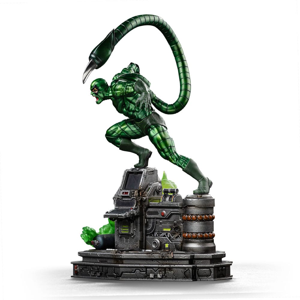 SCORPION SPIDER-MAN VS VILLAINS ART SCALE 1/10. Una aterradora fusión de fuerza bruta y tecnología, Scorpion entra en acción con su mortífera cola mecánica levantada y lista para atacar. Basada en el clásico universo de Spider-Man, esta estatua captura su amenaza en medio de un laboratorio en ruinas. Cada detalle amplifica la amenaza que representa este icónico villano. Scorpion, que en su día fue un delincuente de poca monta convertido en un arma viviente gracias a la ciencia, encarna la venganza ciega y la ira implacable. Su musculatura exagerada, su expresión gruñona y su cola en forma de aguijón en alto le dan una pose sorprendentemente dinámica y amenazante. La base recrea el escenario de un laboratorio de alta tecnología: equipos destrozados, tanques reventados y líquido verde tóxico derramándose. Da la sensación de que se trata de un momento de fuga o de ataque, lleno de tensión. La armadura verde metálica y la pintura brillante añaden intensidad visual a una pieza ya de por sí dramática. Fabricada en resina y con una altura aproximada de 30 cm a escala 1/10, esta figura forma parte de la línea Diorama BDS Art Scale de Iron Studios, conocida por sus poses cinematográficas y sus detalles nítidos. Imprescindible para los fans de Spider-Man, especialmente para aquellos que aman las buenas piezas centrales de villanos.