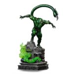 SCORPION SPIDER-MAN VS VILLAINS ART SCALE 1/10. Una aterradora fusión de fuerza bruta y tecnología, Scorpion entra en acción con su mortífera cola mecánica levantada y lista para atacar. Basada en el clásico universo de Spider-Man, esta estatua captura su amenaza en medio de un laboratorio en ruinas. Cada detalle amplifica la amenaza que representa este icónico villano. Scorpion, que en su día fue un delincuente de poca monta convertido en un arma viviente gracias a la ciencia, encarna la venganza ciega y la ira implacable. Su musculatura exagerada, su expresión gruñona y su cola en forma de aguijón en alto le dan una pose sorprendentemente dinámica y amenazante. La base recrea el escenario de un laboratorio de alta tecnología: equipos destrozados, tanques reventados y líquido verde tóxico derramándose. Da la sensación de que se trata de un momento de fuga o de ataque, lleno de tensión. La armadura verde metálica y la pintura brillante añaden intensidad visual a una pieza ya de por sí dramática. Fabricada en resina y con una altura aproximada de 30 cm a escala 1/10, esta figura forma parte de la línea Diorama BDS Art Scale de Iron Studios, conocida por sus poses cinematográficas y sus detalles nítidos. Imprescindible para los fans de Spider-Man, especialmente para aquellos que aman las buenas piezas centrales de villanos.