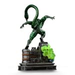 SCORPION SPIDER-MAN VS VILLAINS ART SCALE 1/10. Una aterradora fusión de fuerza bruta y tecnología, Scorpion entra en acción con su mortífera cola mecánica levantada y lista para atacar. Basada en el clásico universo de Spider-Man, esta estatua captura su amenaza en medio de un laboratorio en ruinas. Cada detalle amplifica la amenaza que representa este icónico villano. Scorpion, que en su día fue un delincuente de poca monta convertido en un arma viviente gracias a la ciencia, encarna la venganza ciega y la ira implacable. Su musculatura exagerada, su expresión gruñona y su cola en forma de aguijón en alto le dan una pose sorprendentemente dinámica y amenazante. La base recrea el escenario de un laboratorio de alta tecnología: equipos destrozados, tanques reventados y líquido verde tóxico derramándose. Da la sensación de que se trata de un momento de fuga o de ataque, lleno de tensión. La armadura verde metálica y la pintura brillante añaden intensidad visual a una pieza ya de por sí dramática. Fabricada en resina y con una altura aproximada de 30 cm a escala 1/10, esta figura forma parte de la línea Diorama BDS Art Scale de Iron Studios, conocida por sus poses cinematográficas y sus detalles nítidos. Imprescindible para los fans de Spider-Man, especialmente para aquellos que aman las buenas piezas centrales de villanos.