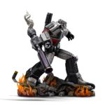 MEGATRON TRANSFORMERS DEMI ART SCALE 1/10. Encarnación de la estrategia despiadada y el poder bruto, Megatron se yergue imponente en esta pose dominante sobre los restos humeantes de sus enemigos. Inspirada en el universo clásico de Transformers, esta figura de resina captura el frío dominio y la presencia icónica del líder Decepticon. Con el cañón de fusión apuntando y listo, la mirada de Megatron se fija en su objetivo con una confianza inquebrantable. Su diseño retrofuturista —chapa metálica cepillada, estructura angular, detalles tecnológicos desgastados— se recrea con una precisión sorprendente. La base representa un campo de batalla en llamas: robots destrozados, cables rotos, llamas esculpidas y efectos de humo realzan la intensidad de la escena. El cañón brillante y aún humeante añade una dramática sensación de acción reciente. Fabricada en resina y con una altura aproximada de 32 cm a escala 1/20, esta estatua pertenece a la línea Demi Art Scale de Iron Studios. Ofrece texturas nítidas, una pose audaz y una base narrativa que realza toda la pieza. Una representación feroz e inolvidable de Megatron, perfecta para los fans que quieren que su exposición irradie amenaza.