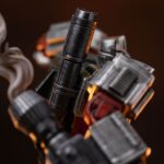MEGATRON TRANSFORMERS DEMI ART SCALE 1/10. Encarnación de la estrategia despiadada y el poder bruto, Megatron se yergue imponente en esta pose dominante sobre los restos humeantes de sus enemigos. Inspirada en el universo clásico de Transformers, esta figura de resina captura el frío dominio y la presencia icónica del líder Decepticon. Con el cañón de fusión apuntando y listo, la mirada de Megatron se fija en su objetivo con una confianza inquebrantable. Su diseño retrofuturista —chapa metálica cepillada, estructura angular, detalles tecnológicos desgastados— se recrea con una precisión sorprendente. La base representa un campo de batalla en llamas: robots destrozados, cables rotos, llamas esculpidas y efectos de humo realzan la intensidad de la escena. El cañón brillante y aún humeante añade una dramática sensación de acción reciente. Fabricada en resina y con una altura aproximada de 32 cm a escala 1/20, esta estatua pertenece a la línea Demi Art Scale de Iron Studios. Ofrece texturas nítidas, una pose audaz y una base narrativa que realza toda la pieza. Una representación feroz e inolvidable de Megatron, perfecta para los fans que quieren que su exposición irradie amenaza.