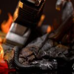 MEGATRON TRANSFORMERS DEMI ART SCALE 1/10. Encarnación de la estrategia despiadada y el poder bruto, Megatron se yergue imponente en esta pose dominante sobre los restos humeantes de sus enemigos. Inspirada en el universo clásico de Transformers, esta figura de resina captura el frío dominio y la presencia icónica del líder Decepticon. Con el cañón de fusión apuntando y listo, la mirada de Megatron se fija en su objetivo con una confianza inquebrantable. Su diseño retrofuturista —chapa metálica cepillada, estructura angular, detalles tecnológicos desgastados— se recrea con una precisión sorprendente. La base representa un campo de batalla en llamas: robots destrozados, cables rotos, llamas esculpidas y efectos de humo realzan la intensidad de la escena. El cañón brillante y aún humeante añade una dramática sensación de acción reciente. Fabricada en resina y con una altura aproximada de 32 cm a escala 1/20, esta estatua pertenece a la línea Demi Art Scale de Iron Studios. Ofrece texturas nítidas, una pose audaz y una base narrativa que realza toda la pieza. Una representación feroz e inolvidable de Megatron, perfecta para los fans que quieren que su exposición irradie amenaza.