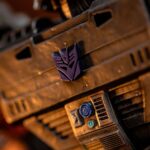 MEGATRON TRANSFORMERS DEMI ART SCALE 1/10. Encarnación de la estrategia despiadada y el poder bruto, Megatron se yergue imponente en esta pose dominante sobre los restos humeantes de sus enemigos. Inspirada en el universo clásico de Transformers, esta figura de resina captura el frío dominio y la presencia icónica del líder Decepticon. Con el cañón de fusión apuntando y listo, la mirada de Megatron se fija en su objetivo con una confianza inquebrantable. Su diseño retrofuturista —chapa metálica cepillada, estructura angular, detalles tecnológicos desgastados— se recrea con una precisión sorprendente. La base representa un campo de batalla en llamas: robots destrozados, cables rotos, llamas esculpidas y efectos de humo realzan la intensidad de la escena. El cañón brillante y aún humeante añade una dramática sensación de acción reciente. Fabricada en resina y con una altura aproximada de 32 cm a escala 1/20, esta estatua pertenece a la línea Demi Art Scale de Iron Studios. Ofrece texturas nítidas, una pose audaz y una base narrativa que realza toda la pieza. Una representación feroz e inolvidable de Megatron, perfecta para los fans que quieren que su exposición irradie amenaza.