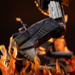 MEGATRON TRANSFORMERS DEMI ART SCALE 1/10. Encarnación de la estrategia despiadada y el poder bruto, Megatron se yergue imponente en esta pose dominante sobre los restos humeantes de sus enemigos. Inspirada en el universo clásico de Transformers, esta figura de resina captura el frío dominio y la presencia icónica del líder Decepticon. Con el cañón de fusión apuntando y listo, la mirada de Megatron se fija en su objetivo con una confianza inquebrantable. Su diseño retrofuturista —chapa metálica cepillada, estructura angular, detalles tecnológicos desgastados— se recrea con una precisión sorprendente. La base representa un campo de batalla en llamas: robots destrozados, cables rotos, llamas esculpidas y efectos de humo realzan la intensidad de la escena. El cañón brillante y aún humeante añade una dramática sensación de acción reciente. Fabricada en resina y con una altura aproximada de 32 cm a escala 1/20, esta estatua pertenece a la línea Demi Art Scale de Iron Studios. Ofrece texturas nítidas, una pose audaz y una base narrativa que realza toda la pieza. Una representación feroz e inolvidable de Megatron, perfecta para los fans que quieren que su exposición irradie amenaza.