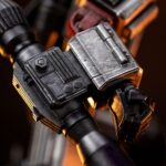 MEGATRON TRANSFORMERS DEMI ART SCALE 1/10. Encarnación de la estrategia despiadada y el poder bruto, Megatron se yergue imponente en esta pose dominante sobre los restos humeantes de sus enemigos. Inspirada en el universo clásico de Transformers, esta figura de resina captura el frío dominio y la presencia icónica del líder Decepticon. Con el cañón de fusión apuntando y listo, la mirada de Megatron se fija en su objetivo con una confianza inquebrantable. Su diseño retrofuturista —chapa metálica cepillada, estructura angular, detalles tecnológicos desgastados— se recrea con una precisión sorprendente. La base representa un campo de batalla en llamas: robots destrozados, cables rotos, llamas esculpidas y efectos de humo realzan la intensidad de la escena. El cañón brillante y aún humeante añade una dramática sensación de acción reciente. Fabricada en resina y con una altura aproximada de 32 cm a escala 1/20, esta estatua pertenece a la línea Demi Art Scale de Iron Studios. Ofrece texturas nítidas, una pose audaz y una base narrativa que realza toda la pieza. Una representación feroz e inolvidable de Megatron, perfecta para los fans que quieren que su exposición irradie amenaza.